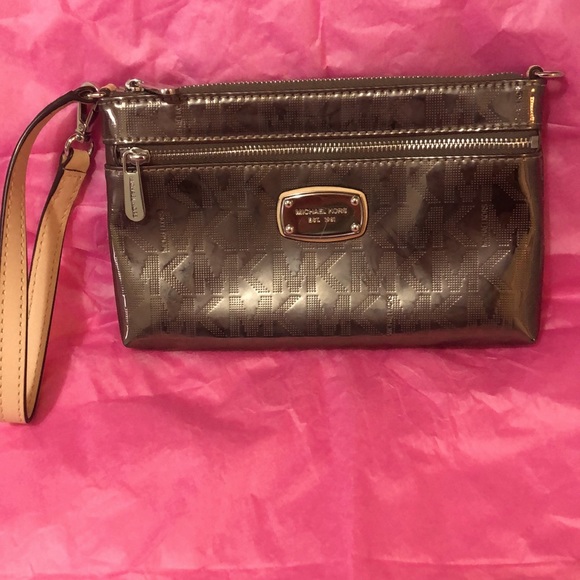 MICHAEL Michael Kors Handbags - Michael Kors wristlet